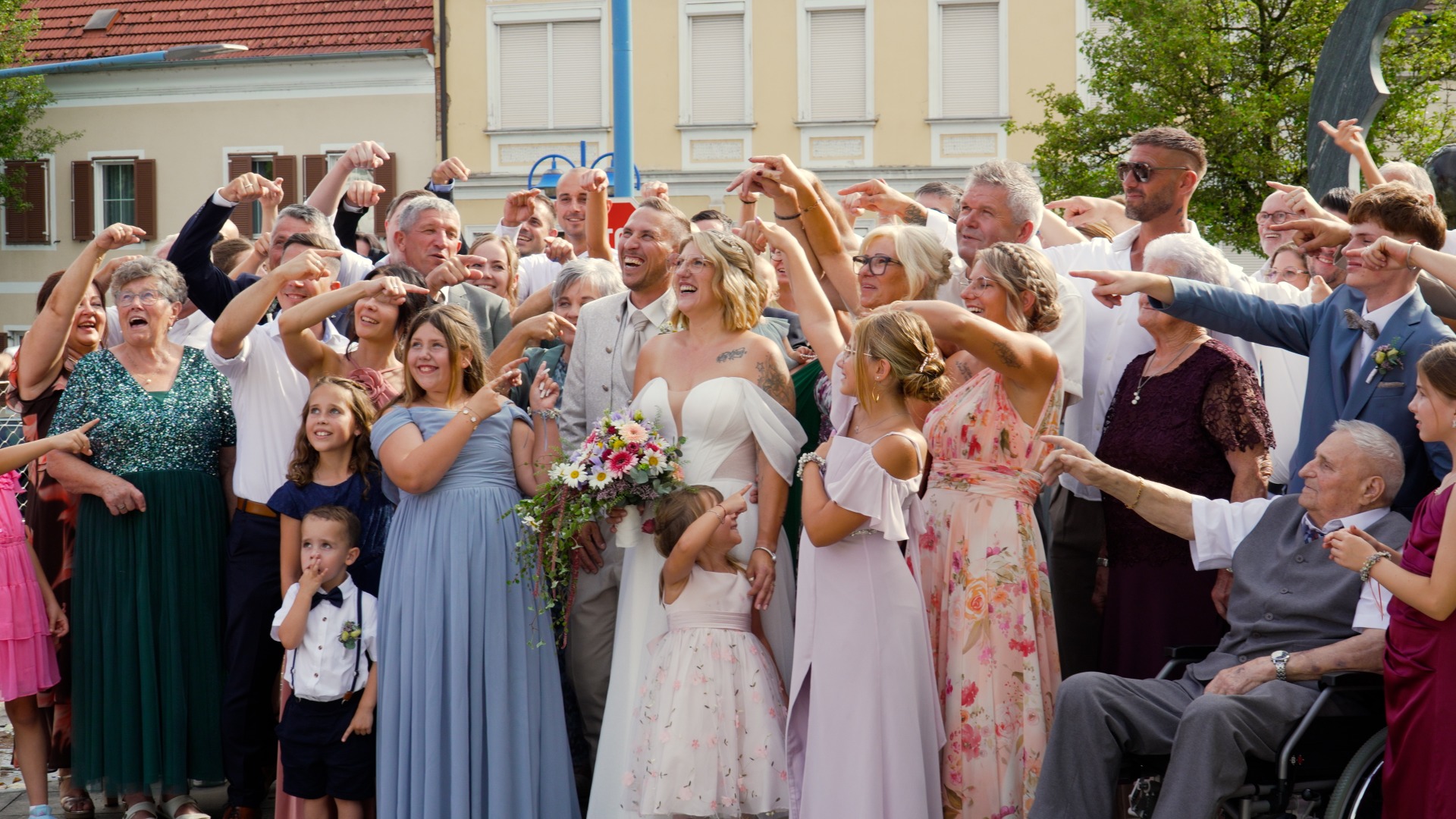 Brautpaar mit Familie und Freunden am Hochzeitstag